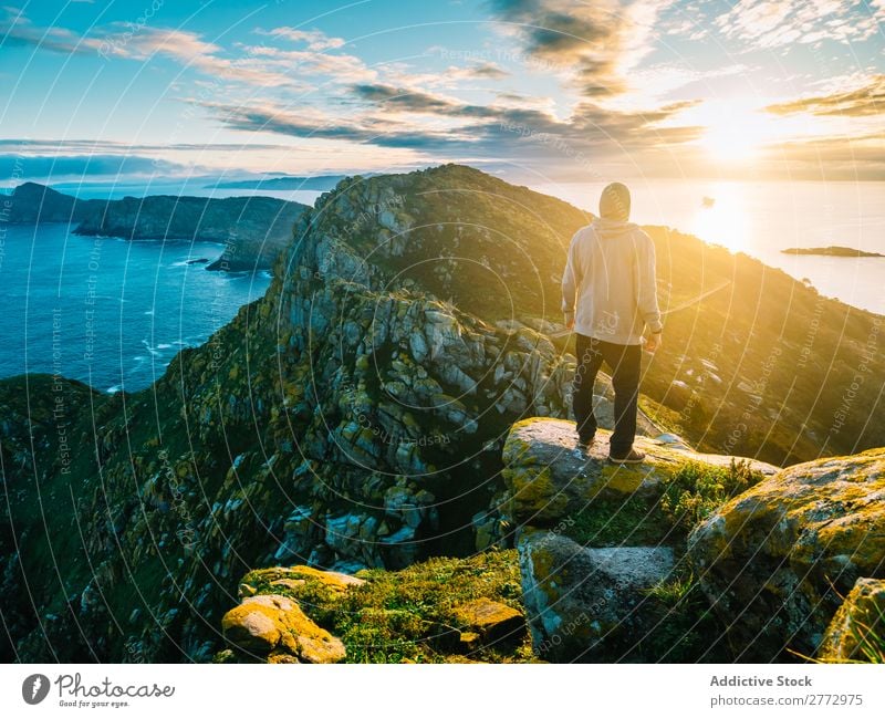 Reisender, der in einer erstaunlichen Landschaft posiert. Mann Panorama (Bildformat) Meer Felsen Berge u. Gebirge Sonnenlicht Urwald träumen Natur Erkundung