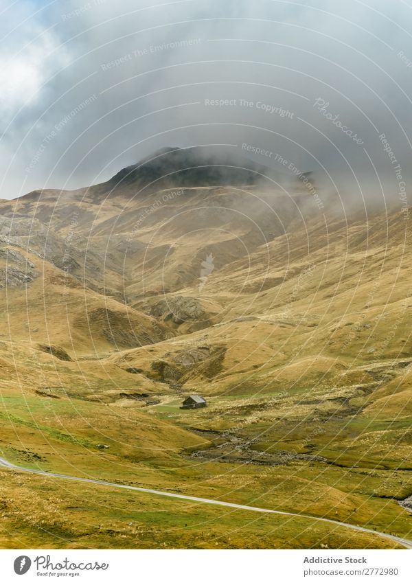 Abgelegene Gegend in den Bergen mit Wohnhaus Berge u. Gebirge abgelegen ruhig Tal Gelände Haus Landschaft Natur friedlich Beautyfotografie Gebäude Außenseite