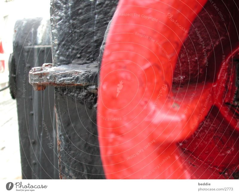 rotes dings am boot Wasserfahrzeug historisch Lack Rost