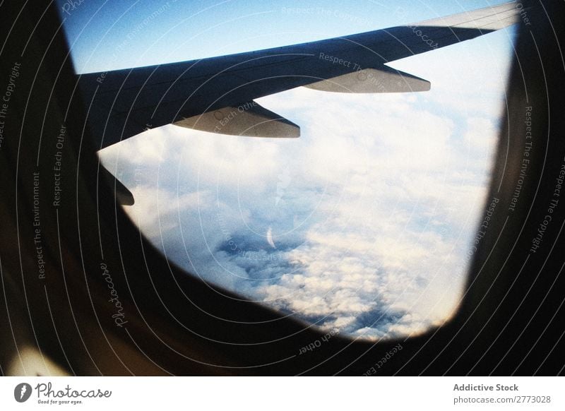 Flügel des Flugzeugs in der Luft Illuminator Etage Bullauge Fenster Tragfläche Höhe Himmel Luft- und Raumfahrt Erde Aussicht Fliege Ferien & Urlaub & Reisen