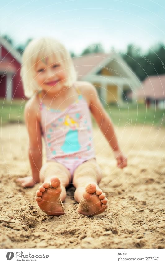 Voll in den Sand gesetzt Freude Freizeit & Hobby Ferien & Urlaub & Reisen Sommer Strand Mensch feminin Kind Mädchen Kindheit Fuß 1 3-8 Jahre Schönes Wetter