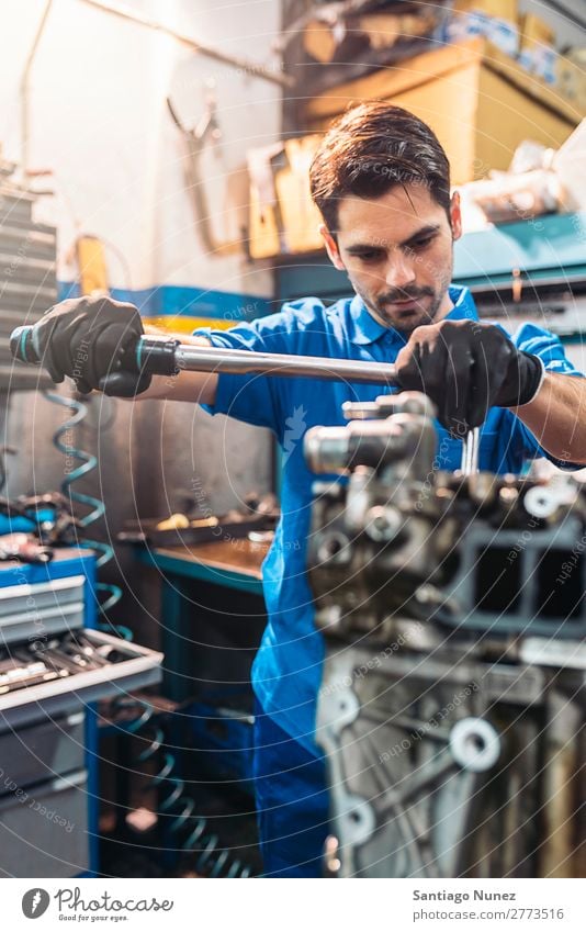 Professioneller Mechaniker Reparatur Auto. Erwachsene Mann Automechaniker blau Flugzeugwartung PKW Fahrzeug Werkzeug Schraubenschlüssel Motor Lokomotive