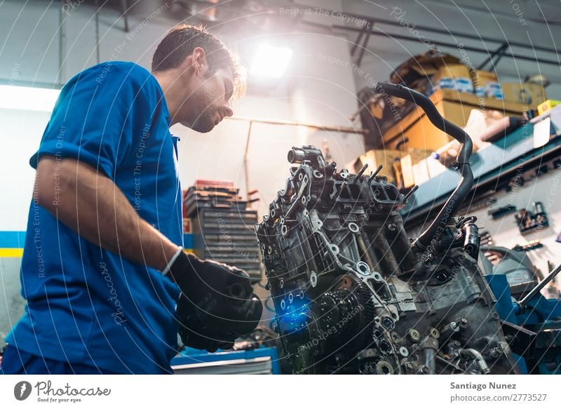 Professioneller Mechaniker Reparatur Auto. Erwachsene Mann Automechaniker blau Flugzeugwartung PKW Fahrzeug Werkzeug Motor Lokomotive Besichtigung heiter