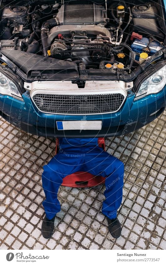 Professioneller Mechaniker Reparatur Auto. Erwachsene Mann Automechaniker blau Flugzeugwartung PKW Fahrzeug Werkzeug Motor Lokomotive Besichtigung heiter