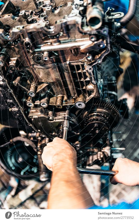 Professioneller Mechaniker Reparatur Auto. Erwachsene Mann Automechaniker blau Flugzeugwartung PKW Fahrzeug Werkzeug Schraubenschlüssel Motor Lokomotive