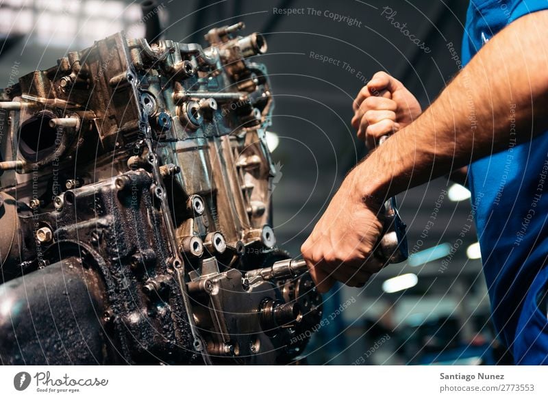 Professioneller Mechaniker Reparatur Auto. Erwachsene Mann Automechaniker blau Flugzeugwartung PKW Fahrzeug Werkzeug Schraubenschlüssel Motor Lokomotive