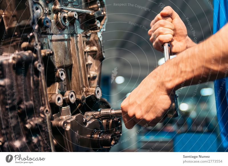 Professioneller Mechaniker Reparatur Auto. Erwachsene Mann Automechaniker blau Flugzeugwartung PKW Fahrzeug Werkzeug Schraubenschlüssel Motor Lokomotive