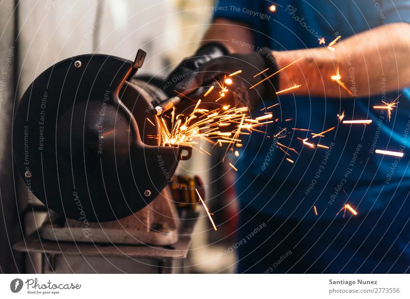 Professioneller Mechaniker Reparatur Auto Motor. Erwachsene Mann Automechaniker blau Flugzeugwartung PKW Handwerk Kunsthandwerker Handwerkskunst Gerät Fabrik