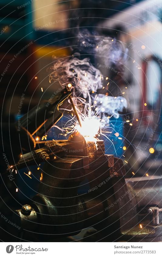 Mechaniker beim Schweißen von Metallmaterial in der Garage. Werkzeug Handel Schweißer Mitarbeiter Gasbrenner Kaukasier Handwerk Kunsthandwerker Automechaniker