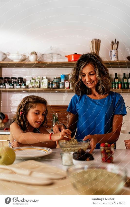 Kleines Mädchen kocht mit ihrer Mutter in der Küche. kochen & garen Koch Schokolade Speiseeis Tochter Tag Glück Freude Familie & Verwandtschaft Liebe backen