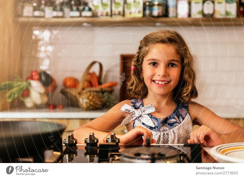 Porträt eines kleinen Mädchens beim Backen von Keksen. Kind Ernährung Fressen Verkostung Essen genießend Appetit & Hunger Lächeln lachen Mittagessen Baby