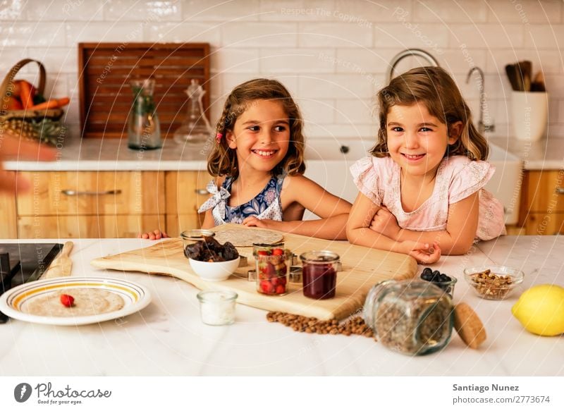 Kleine Schwestern Mädchen bereitet das Backen von Keksen vor. Kind kochen & garen Koch Küche Schokolade Speiseeis Erdbeeren Tochter Tag Glück Freude