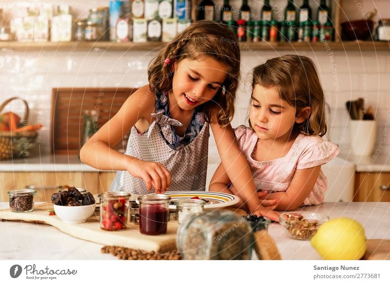 Kleine Schwestern Mädchen bereitet das Backen von Keksen vor. Kind kochen & garen Koch Küche Schokolade Speiseeis Tochter Tag Glück Freude