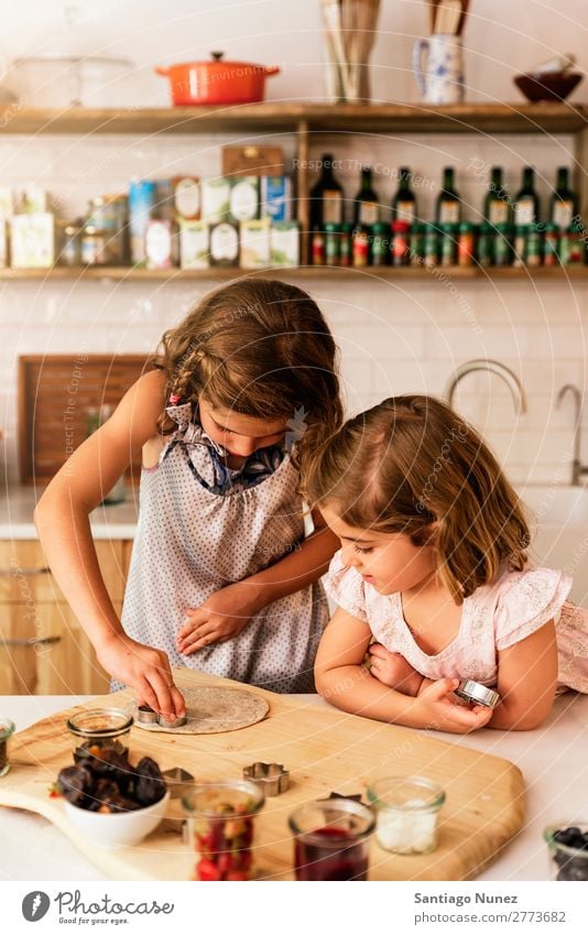 Kleine Schwestern Mädchen bereitet das Backen von Keksen vor. Kind kochen & garen Koch Küche Schokolade Speiseeis Tochter Tag Glück Freude