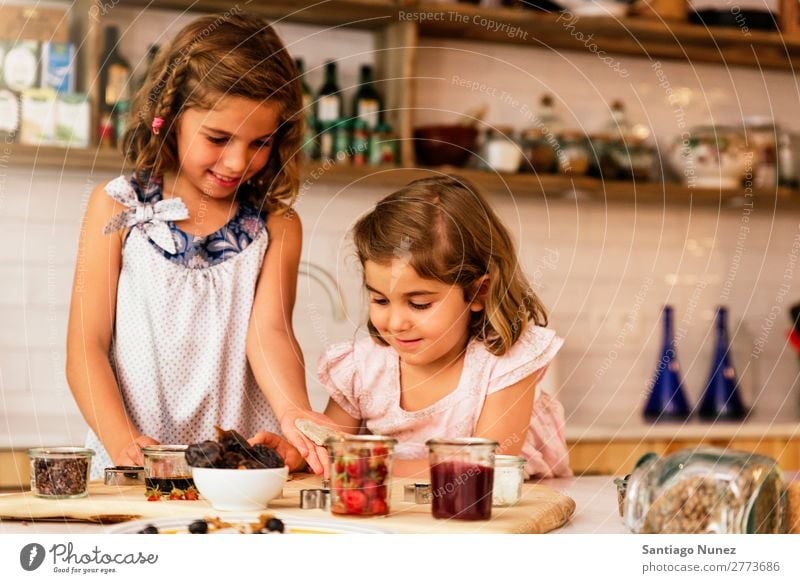 Kleine Schwestern Mädchen bereitet das Backen von Keksen vor. Kind kochen & garen Koch Küche Schokolade Speiseeis Erdbeeren Tochter Tag Glück Freude