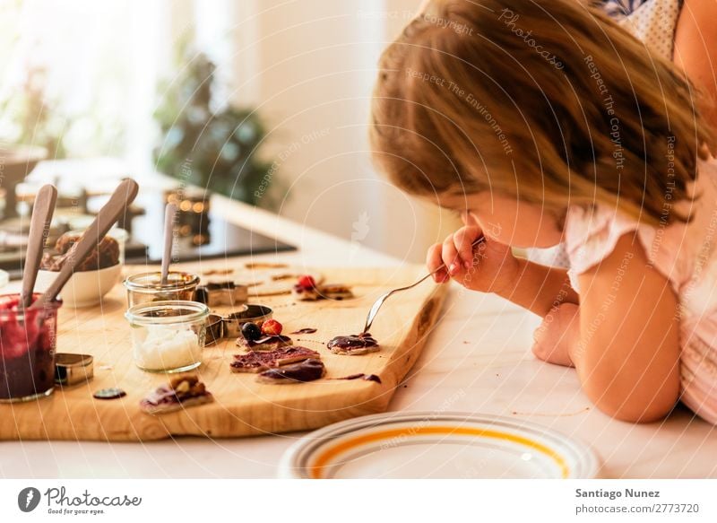 Kleine Schwestern Mädchen bereitet das Backen von Keksen vor. Kind kochen & garen Koch Küche Schokolade Speiseeis Erdbeeren Tochter Tag Glück Freude