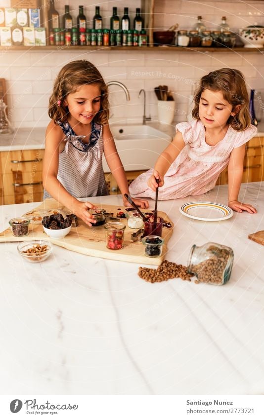 Kleine Schwestern Mädchen bereitet das Backen von Keksen vor. Kind kochen & garen Koch Küche Schokolade Speiseeis Erdbeeren Tochter Tag Glück Freude