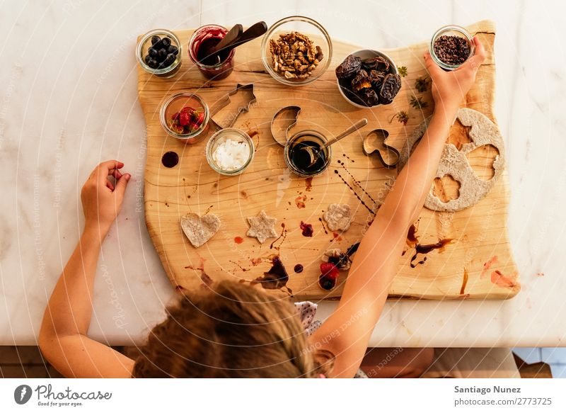 Draufsicht auf das kleine Mädchen beim Backen von Keksen. Kind Ernährung Porträt kochen & garen Koch Küche Appetit & Hunger Vorbereitung machen Mittagessen Baby