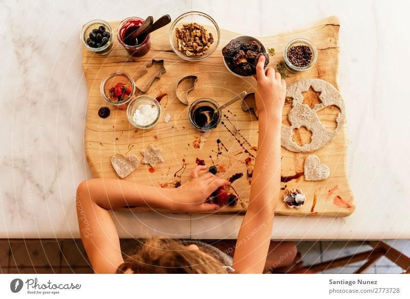 Draufsicht auf das kleine Mädchen beim Backen von Keksen. Kind Ernährung Porträt kochen & garen Koch Küche Appetit & Hunger Vorbereitung machen Mittagessen Baby