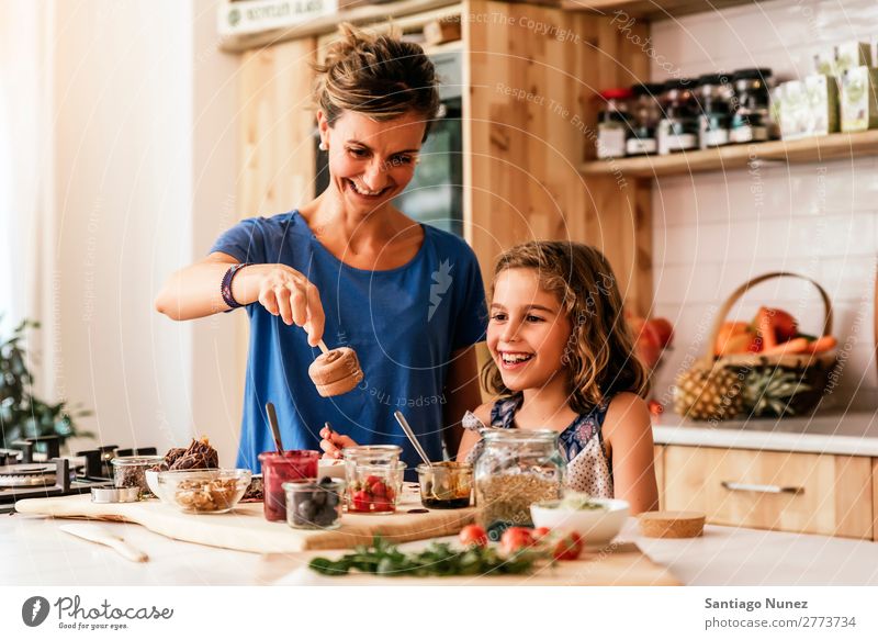 Kleines Mädchen kocht mit ihrer Mutter in der Küche. kochen & garen Koch Schokolade Speiseeis Tochter Tag Glück Freude Familie & Verwandtschaft Liebe backen