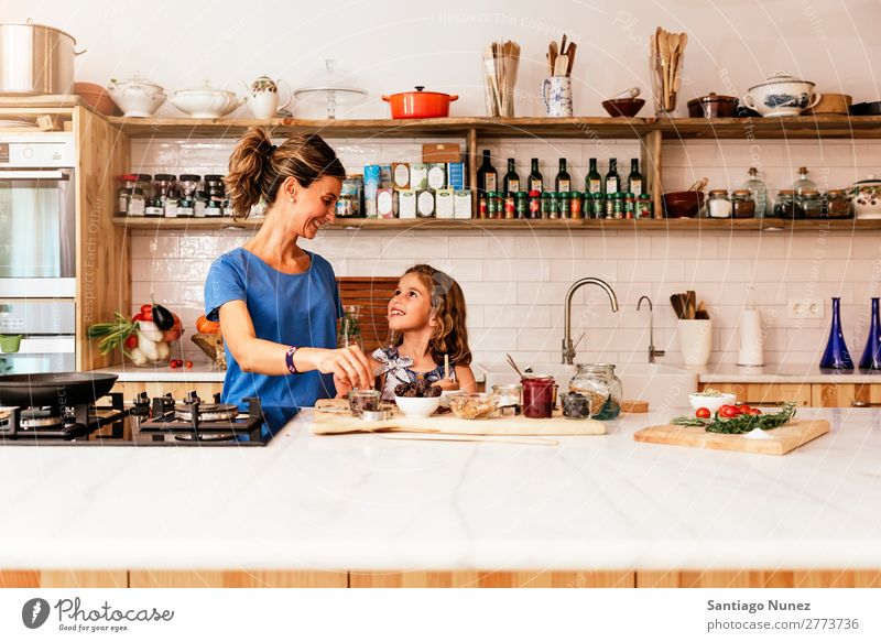 Kleines Mädchen kocht mit ihrer Mutter in der Küche. kochen & garen Koch Schokolade Speiseeis Tochter Tag Glück Freude Familie & Verwandtschaft Liebe backen