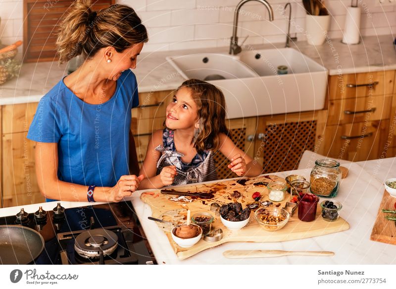 Kleines Mädchen kocht mit ihrer Mutter in der Küche. kochen & garen Koch Schokolade Speiseeis Tochter Tag Glück Freude Familie & Verwandtschaft Liebe backen