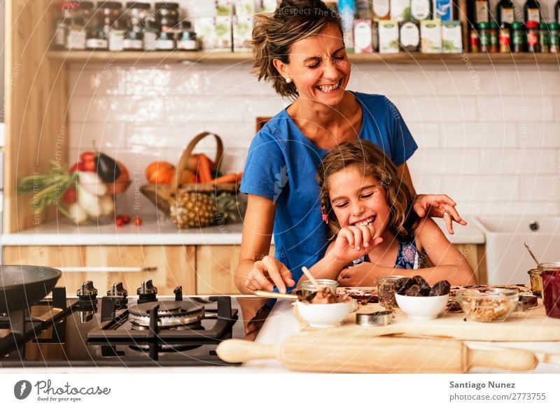 Kleines Mädchen kocht mit ihrer Mutter in der Küche. kochen & garen Koch Schokolade Speiseeis Tochter Tag Glück Freude Familie & Verwandtschaft Liebe backen