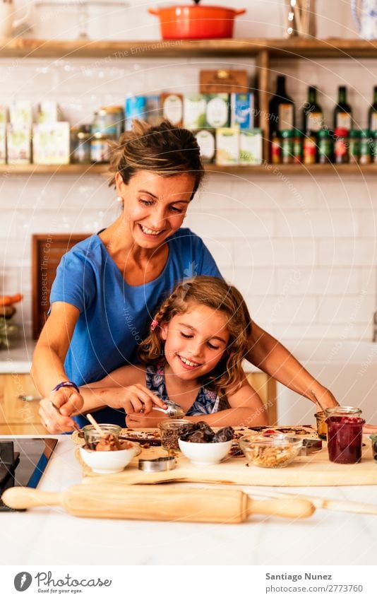 Kleines Mädchen kocht mit ihrer Mutter in der Küche. kochen & garen Koch Schokolade Speiseeis Tochter Tag Glück Freude Familie & Verwandtschaft Liebe backen