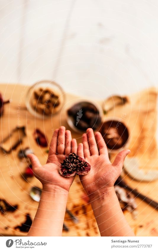 Nahaufnahme der Kinderhände beim Backen von Keksen. Mädchen Plätzchen Ernährung Hand kochen & garen Herz Koch Küche Appetit & Hunger Vorbereitung machen