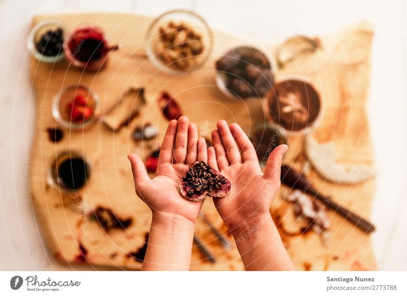 Nahaufnahme der Kinderhände beim Backen von Keksen. Mädchen Plätzchen Ernährung Hand kochen & garen Herd Koch Küche Appetit & Hunger Vorbereitung machen