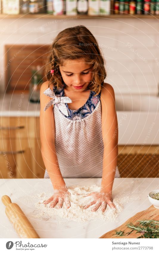 Kleinkind Mädchen knetenden Teig vorbereiten für das Backen von Keksen. Kind Koch kochen & garen Küche Mehl Schokolade Tochter Tag Glück Freude