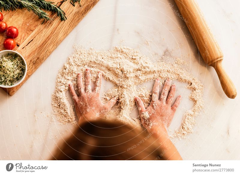 Kleinkind Mädchen beim Kneten von Teig, das sich auf das Backen von Keksen vorbereitet. Kind Koch kochen & garen Küche Mehl Teigwaren Tag Glück Freude