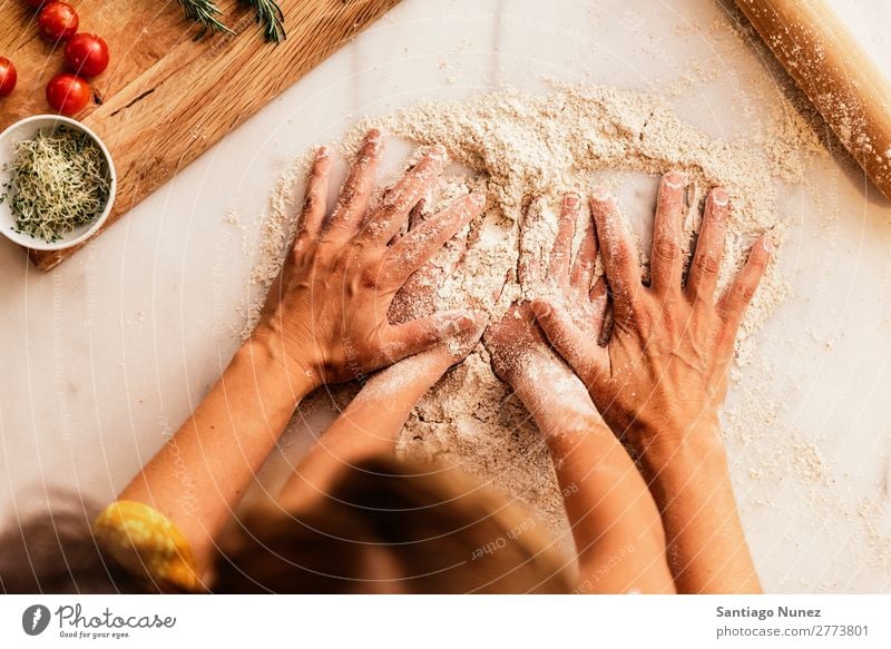 Kleines Mädchen knet mit ihrer Mutter Mehl. Kind Hand Koch kochen & garen Küche kneten Teigwaren Tochter Tag Glück Freude Familie & Verwandtschaft Liebe backen