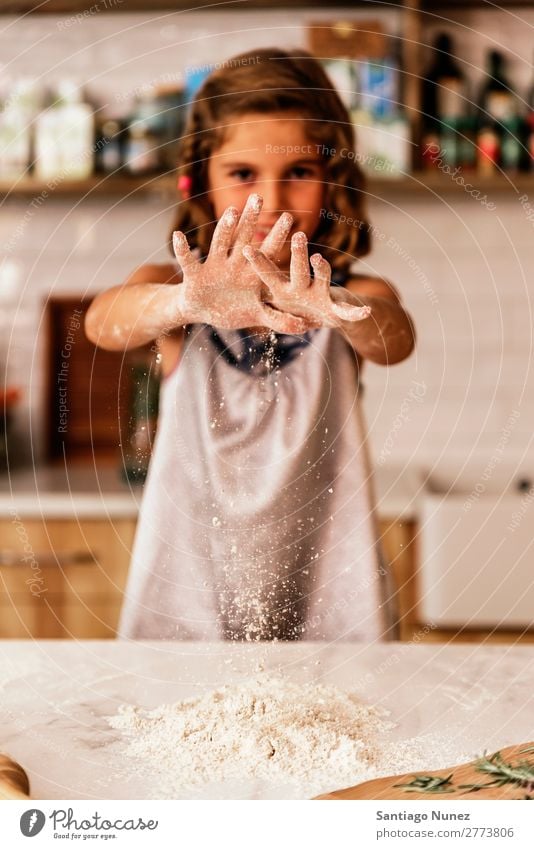 Kleinkind Mädchen knetenden Teig vorbereiten für das Backen von Keksen. Kind Koch kochen & garen Küche Mehl Schokolade Tochter Tag Glück Freude