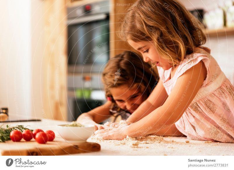 Kleine Schwestern Mädchen bereitet das Backen von Keksen vor. Kind kochen & garen Koch Küche Schokolade Speiseeis Erdbeeren Tochter Tag Glück Freude