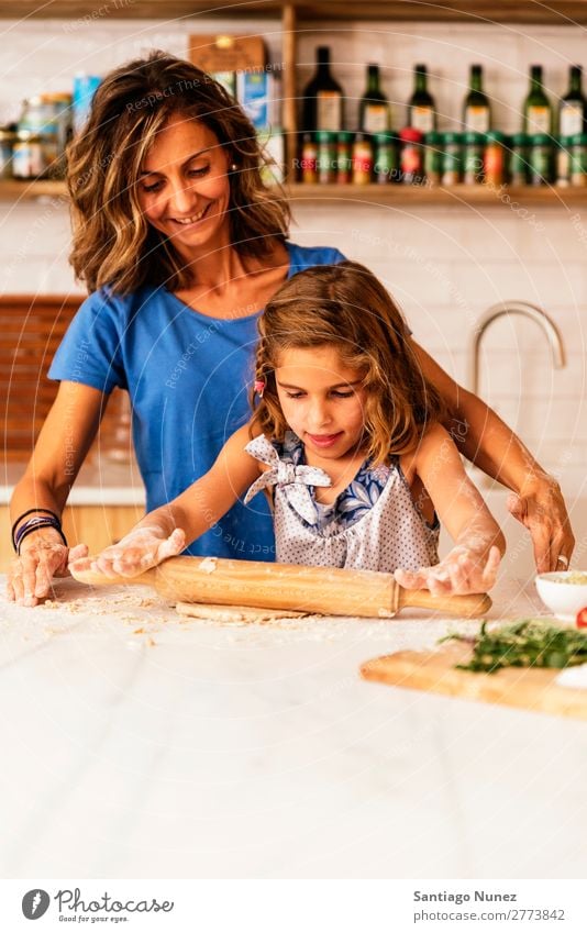 Kleinkind Mädchen knetenden Teig vorbereiten für das Backen von Keksen. Mutter Koch kochen & garen Küche Mehl Schokolade Tochter Tag Glück Freude