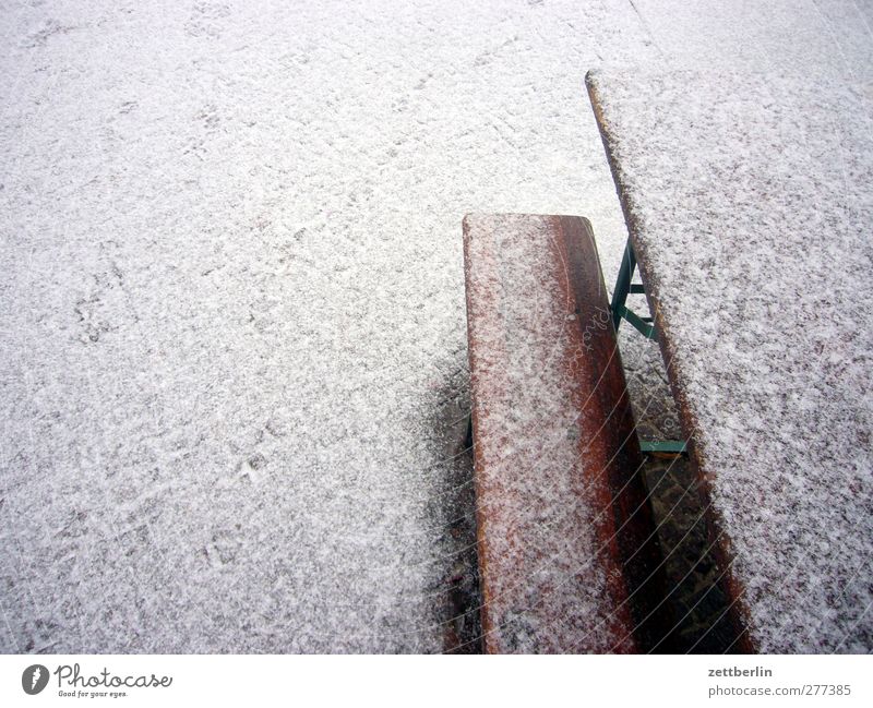 Frischer Schnee, frische Tapsen Neuschnee Bank Möbel Tisch Klapptisch Biergarten Saison kalt Winter Camping Campingstuhl Platz Textfreiraum Holz Morgen Spuren