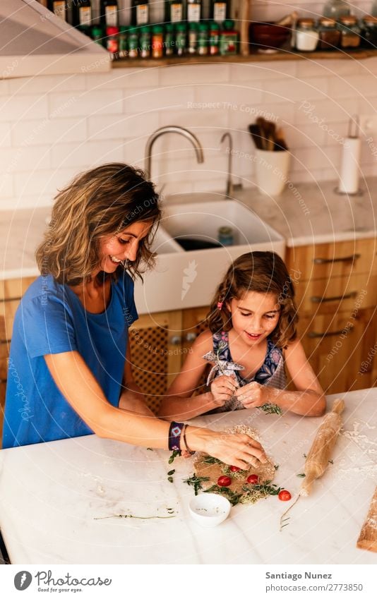 Kleines Mädchen kocht mit ihrer Mutter in der Küche. kochen & garen Koch Schokolade Speiseeis Tochter Tag Glück Freude Familie & Verwandtschaft Liebe backen