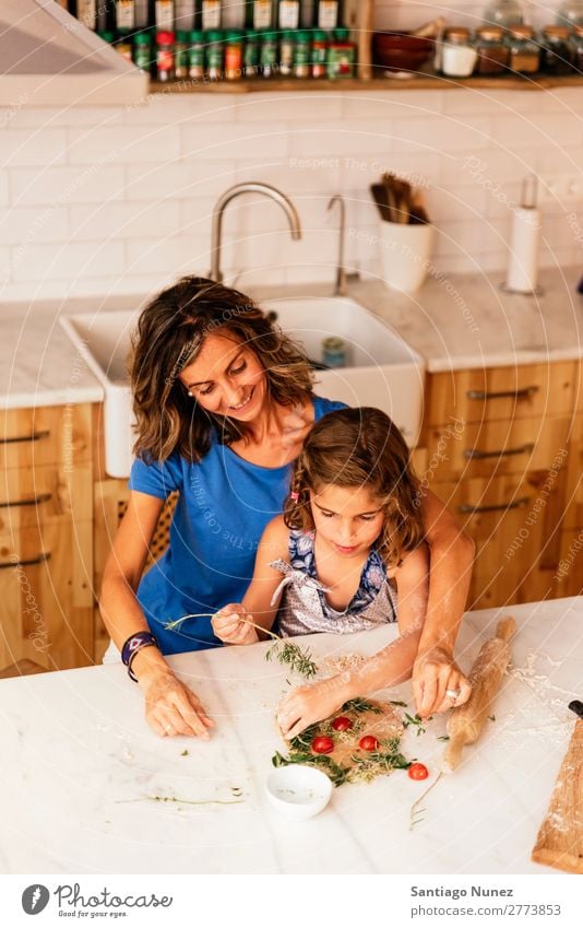 Kleines Mädchen kocht mit ihrer Mutter in der Küche. kochen & garen Koch Schokolade Speiseeis Tochter Tag Glück Freude Familie & Verwandtschaft Liebe backen