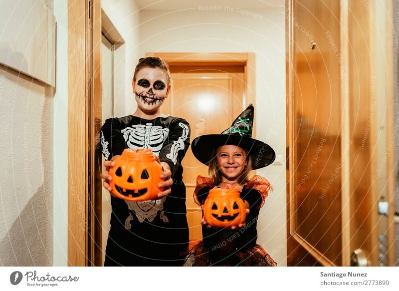 Glückliche Kinder verkleidet, sagen Trick oder behandeln. Halloween Mädchen Junge malen Skelett Hexe Freude Familie & Verwandtschaft Schwester Freundschaft