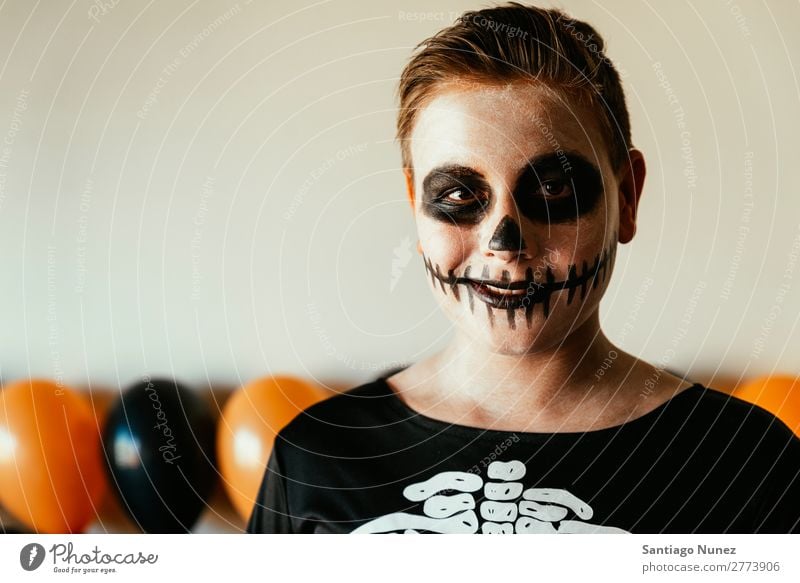 Porträt eines Jungen, der sich zu Hause als Skelett verkleidet hat. Halloween Kind malen Freude Familie & Verwandtschaft Hermano Kürbis Angst Gesichtsfarbe