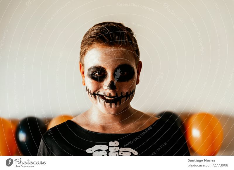 Porträt eines Jungen, der sich zu Hause als Skelett verkleidet hat. Halloween Kind malen Freude Familie & Verwandtschaft Hermano Kürbis Angst Gesichtsfarbe