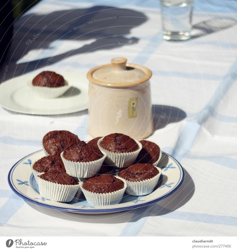 Schokoteilchen Lebensmittel Kuchen Süßwaren Teller Glas Duft lecker blau braun weiß Muffin schokobraun Schokolade Dose Zuckerdose Kaffeetisch Kaffeetrinken