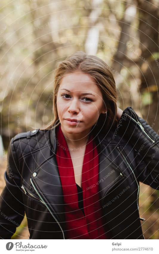 Schöne Frau in einem schönen Wald Lifestyle Glück Gesicht Freiheit Mensch Erwachsene Natur Herbst Baum Park Mode Jacke Leder blond Lächeln Erotik frisch lang