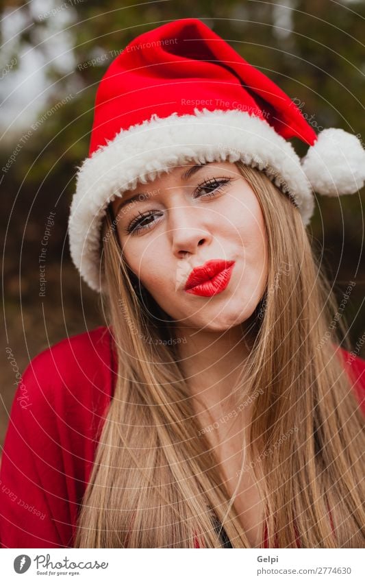 Junge Frau mit Weihnachtshut im Wald Lifestyle Freude Glück schön Gesicht ruhig Winter Weihnachten & Advent Mensch Erwachsene Lippen Natur Nebel Baum Park Mode