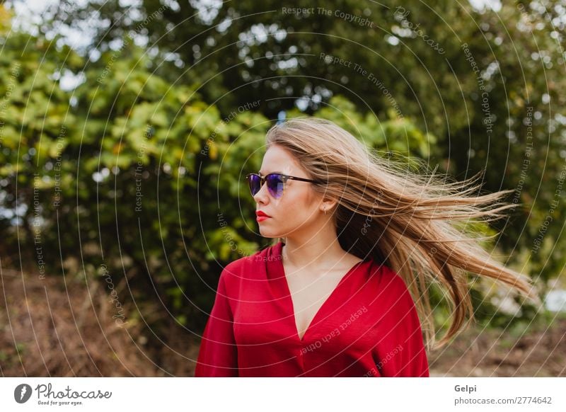 Hübsches blondes Mädchen mit roten Kleidern. Lifestyle Stil schön Mensch Frau Erwachsene Lippen Natur Herbst Baum Blatt Park Straße Mode Bekleidung Sonnenbrille