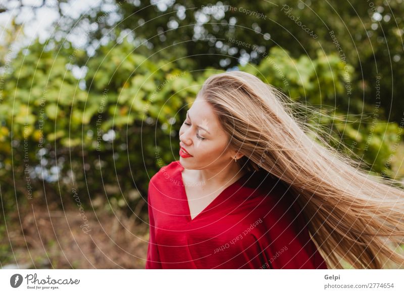 Hübsches blondes Mädchen mit roten Kleidern draußen. Lifestyle Stil schön Mensch Frau Erwachsene Lippen Natur Herbst Baum Blatt Park Straße Mode Bekleidung