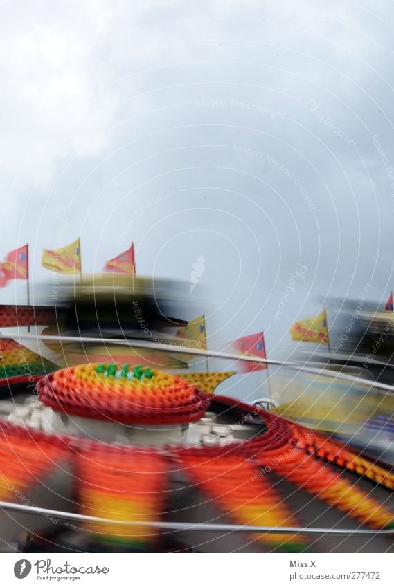 Farbrausch Jahrmarkt Himmel Geschwindigkeit mehrfarbig Freude Fahrgeschäfte Geschwindigkeitsrausch Fahne Licht fahren Bewegung Farbfoto Außenaufnahme