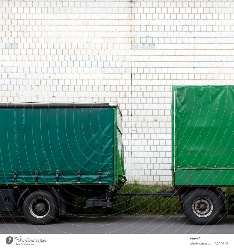 Trailer Fabrik Güterverkehr & Logistik Mittelstand Haus Industrieanlage Mauer Wand Verkehr Verkehrswege Fahrzeug Lastwagen Anhänger authentisch Einsamkeit