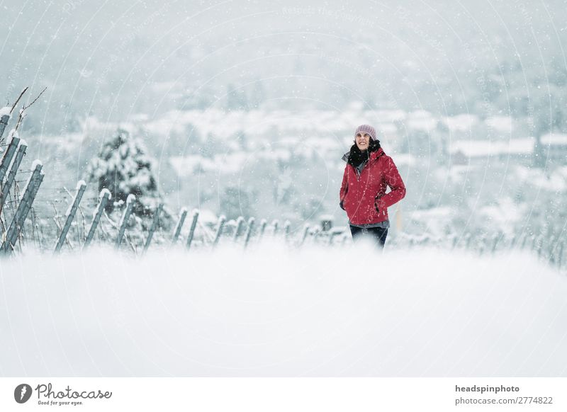 Frau mit roter Jacke in verschneiter Winterlandschaft feminin Junge Frau Jugendliche Erwachsene 1 Mensch Natur Landschaft Schnee Schneefall Feld Wald Hügel weiß